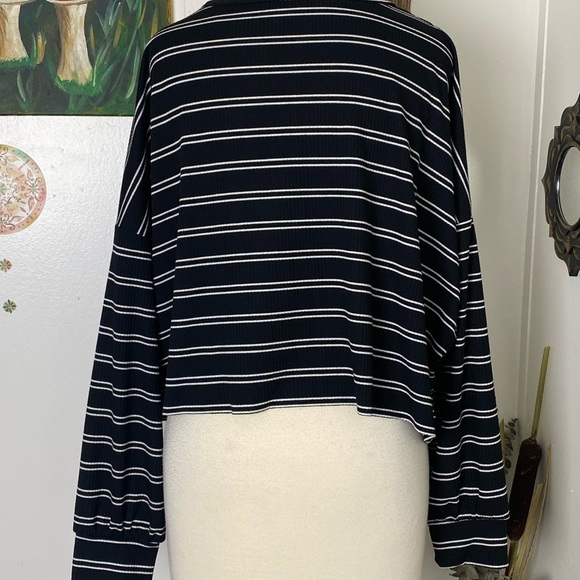 Shein black white horizontal stripes long sleeve wide cuff cropped comfy top 12 - Picture 6 of 9